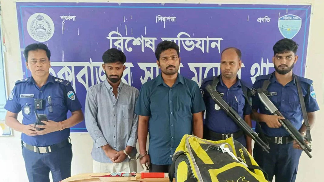 ক্রিকেট ব্যাটে ইয়াবা বহনের দায়ে দুই যুবক আটক